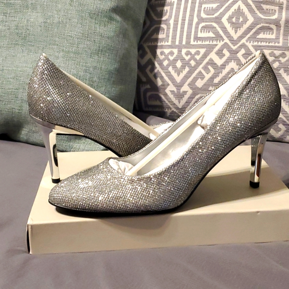 Bandolino Silver Metallic Fabric 8.5M Heels